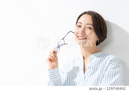 眼鏡を持った女性	 129748492