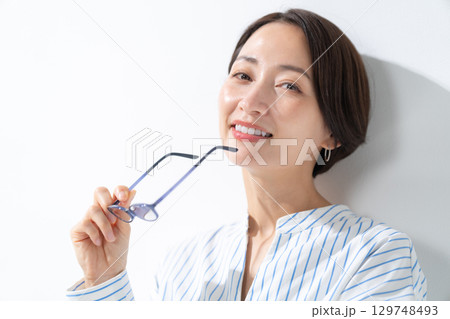 眼鏡を持った女性	 129748493