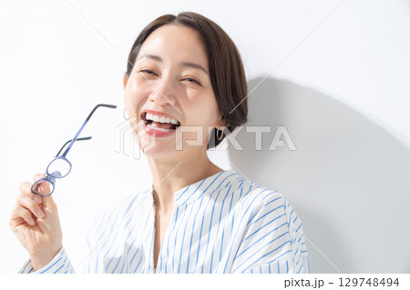 眼鏡を持った女性	 129748494