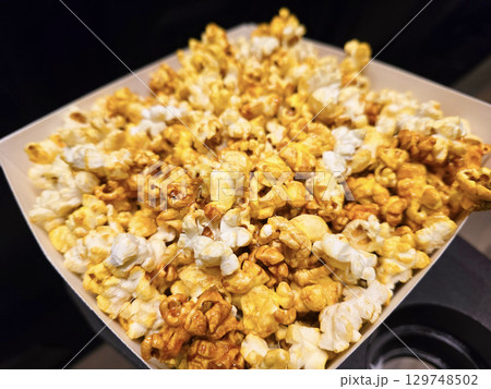 美味しそうなキャラメルポップコーン 129748502