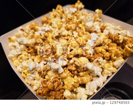 美味しそうなキャラメルポップコーン 美味しそうなキャラメルポップコーン 129748503