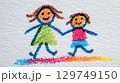 クレヨンで子供が描いたような手をつなぐ母と子のカラフルな絵 129749150