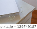 押し花のカスミソウ｜白背景のシンプルな花素材 129749187