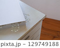 押し花のカスミソウ｜白背景のシンプルな花素材 129749188