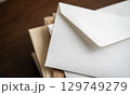 白い封筒のクローズアップ 129749279