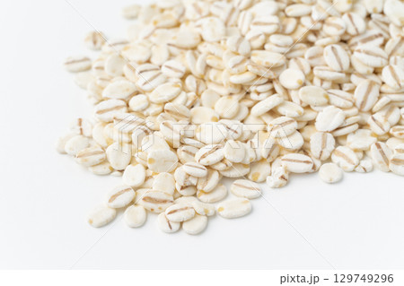 白背景に押し麦 白背景に押し麦 129749296