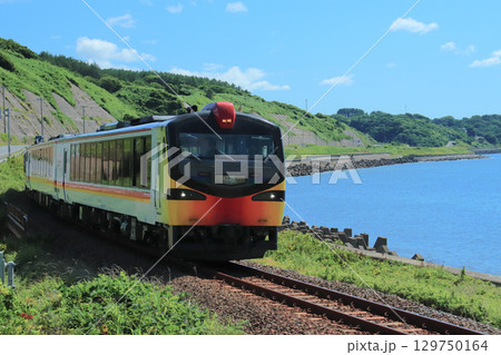 大海原と緑と夏空が眩しい盛夏の五能線。 129750164