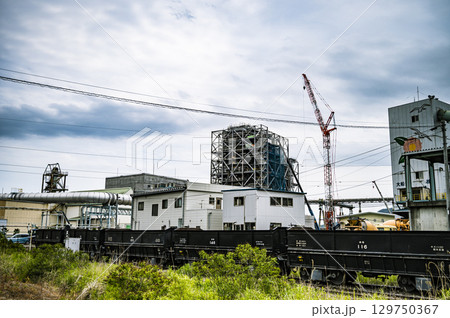 青空の下を走る貨物列車 Freight Train under Blue Sky 青空の下を走る貨物列車 Freight Train under Blue Sky 129750367