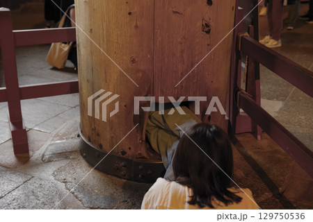 奈良東大寺の名物・柱の穴くぐり 奈良東大寺の名物・柱の穴くぐり 129750536