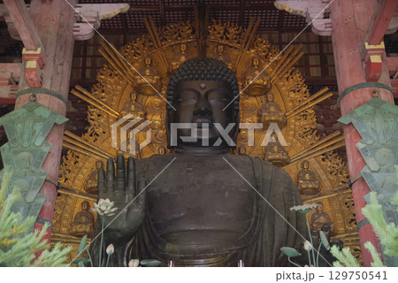 奈良県・東大寺にある奈良の大仏 129750541