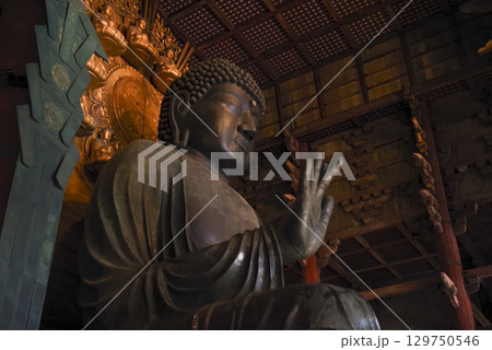 奈良県・東大寺にある奈良の大仏 129750546