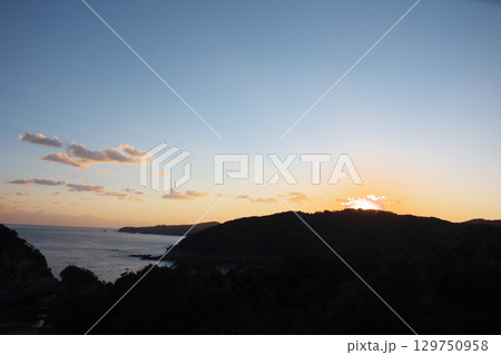 山の上から見た夕景 129750958