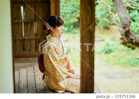 縁側で静かに佇む着物姿の女性 129751166