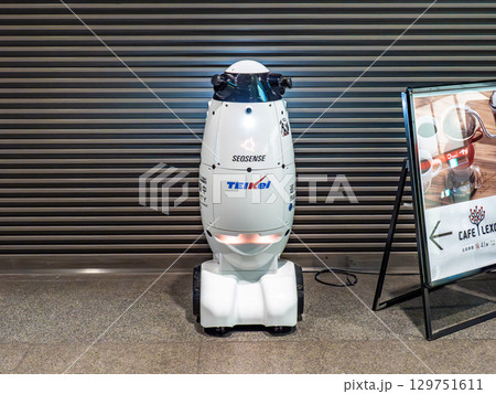 バッテリーを充電中の自律移動型警備ロボット 129751611