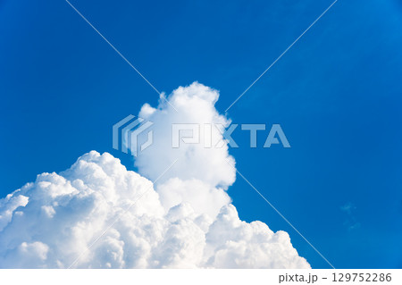 真夏の青空と入道雲 真夏の青空と入道雲 129752286