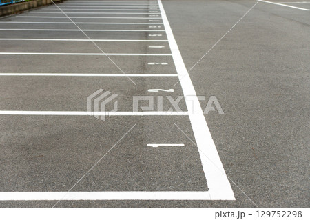 駐車場の空き枠 129752298