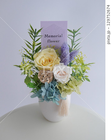 御供のプリザーブドフラワーアレンジメント 129752674