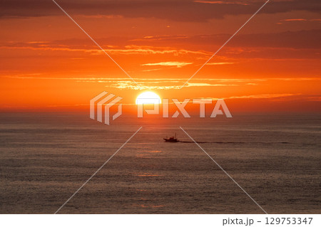 海と朝日と船 129753347