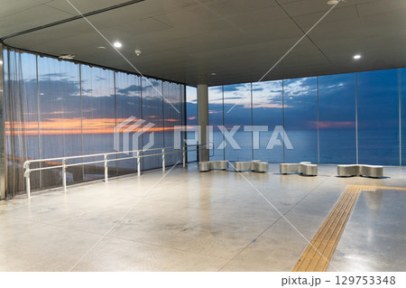 誰もいない駅と朝焼け 129753348