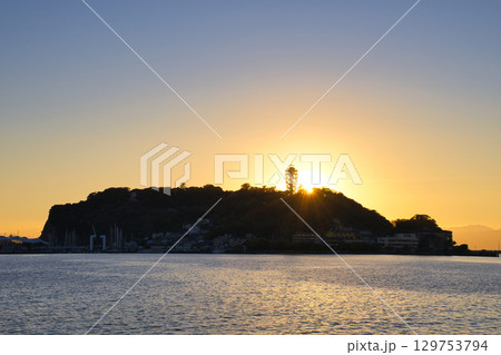 【藤沢市】江の島の夕暮れ 129753794