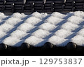 瓦屋根に積もる雪 129753837
