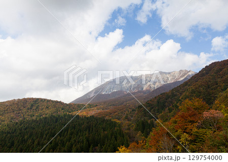 鍵掛峠から望む大山と紅葉の絶景」 鍵掛峠から望む大山と紅葉の絶景」 129754000