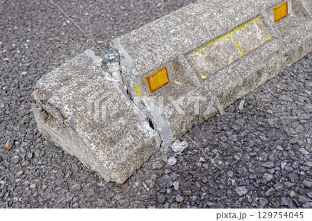 割れたコンクリート製の車止めの接写写真 割れたコンクリート製の車止めの接写写真 129754045