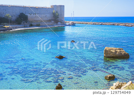 北キプロス・トルコ共和国のギルネ城の近くのエメラルドグリーンの海と船の写真 北キプロス・トルコ共和国のギルネ城の近くのエメラルドグリーンの海と船の写真 129754049