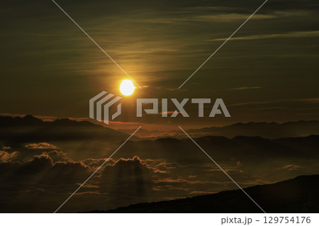 雲海に浮かぶ八ヶ岳からの日の出 129754176