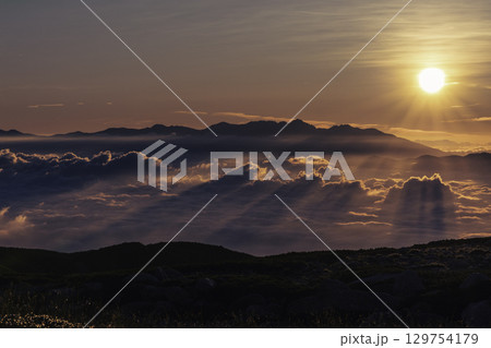 雲海に浮かぶ八ヶ岳からの日の出 129754179