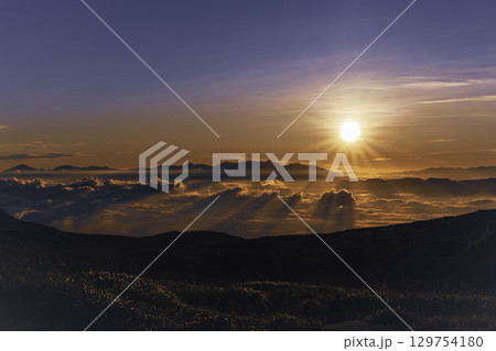 雲海に浮かぶ八ヶ岳からの日の出 129754180
