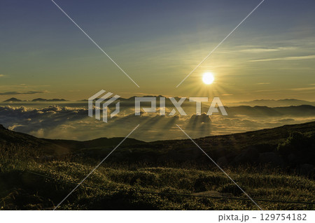 雲海に浮かぶ八ヶ岳からの日の出 129754182