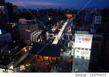 [東京都]浅草寺・仲見世通りの夜景 129754371