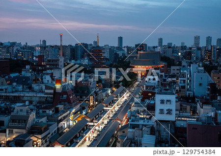 [東京都]浅草寺・仲見世通りの夜景 129754384
