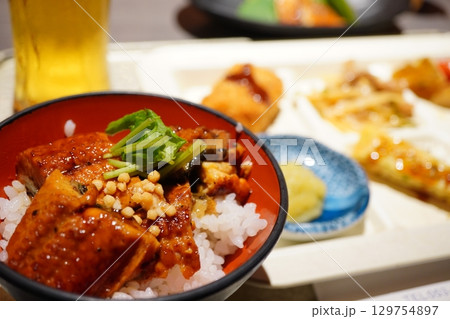 ビュッフェで食べた鰻丼と和食の食卓。 豪華な夕食シーンと日本の食文化。 129754897