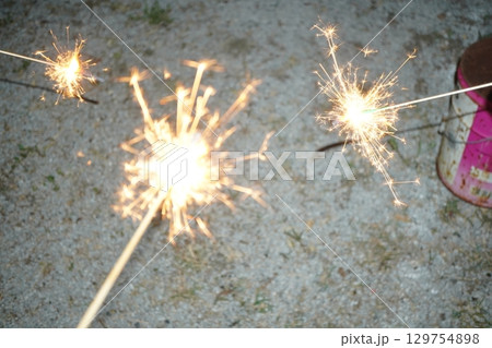 夏の夜を彩る手持ち花火の輝き 手持ち花火の幻想的な瞬間 129754898
