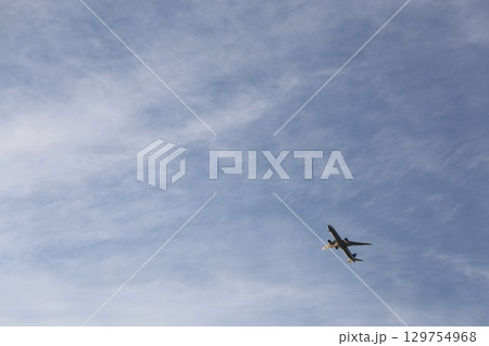 大空を飛ぶ飛行機 大空を飛ぶ飛行機 129754968
