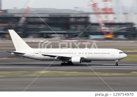 離陸する飛行機 129754970