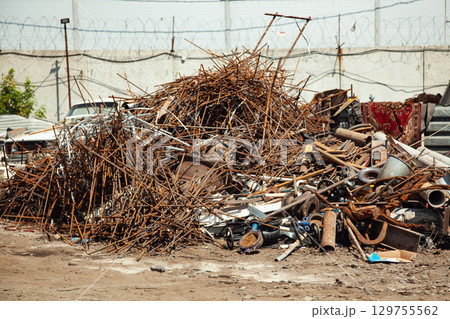Pile of rusty scrap metal in a landfill 129755562