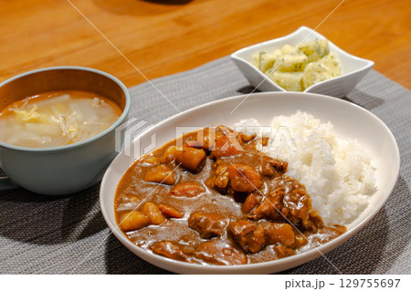 鶏肉やじゃがいも、にんじんが入った家庭的なカレーライスの夕食 鶏肉やじゃがいも、にんじんが入った家庭的なカレーライスの夕食 129755697
