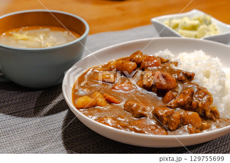 鶏肉やじゃがいも、にんじんが入った家庭的なカレーライスの夕食 鶏肉やじゃがいも、にんじんが入った家庭的なカレーライスの夕食 129755699