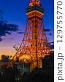 夕焼けに染まる東京タワーと都会の黄昏風景 129755770