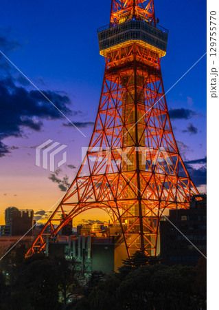夕焼けに染まる東京タワーと都会の黄昏風景 129755770