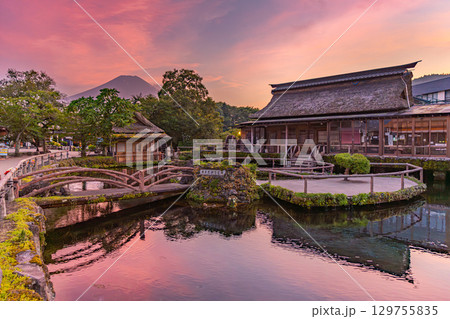 忍野八海と富士山 夕焼け 忍野八海と富士山 夕焼け 129755835