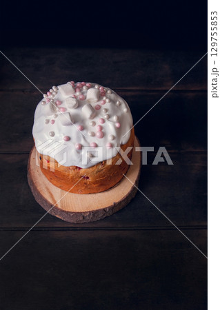 Easter cakes on wooden stand decorated with marshmallows, dark background, top view 129755853