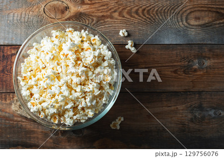 Popcorn on wood color background.Food and snack concepts ideas.Minimal style top view mockup Popcorn on wood color background.Food and snack concepts ideas.Minimal style top view mockup 129756076