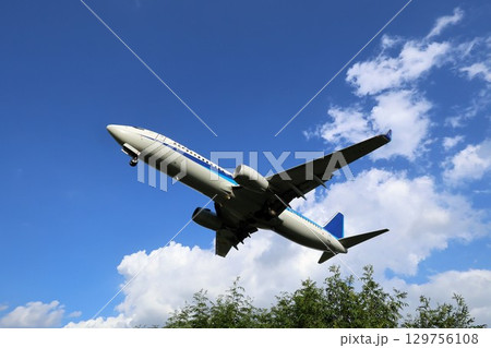 着陸する飛行機 129756108
