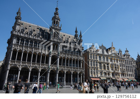 観光客で賑わう快晴のグランプラス・王の家／ブリュッセル，ベルギー 129756112