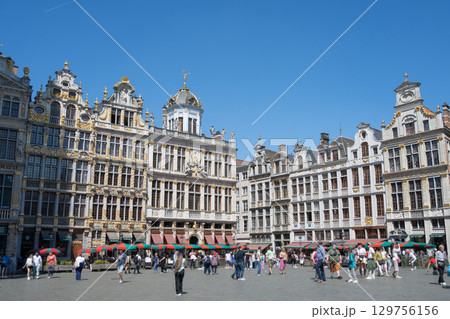 快晴のグランプラス・ギルドハウス／ブリュッセル，ベルギー 129756156
