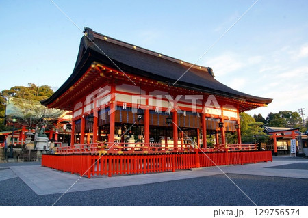 京都府　伏見稲荷大社　外拝殿（重要文化財） 京都市伏見区深草藪之内町　2022 年 2月 129756574